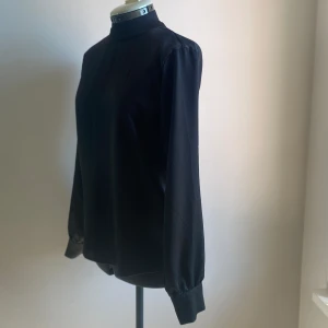 Blus - Supervacker svart blus från Vila i storlek 36☀️❤️