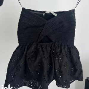 Söt topp - Jätte söt zara topp som inte kommer till någon andvänding ,jätte fint skick!!❣️