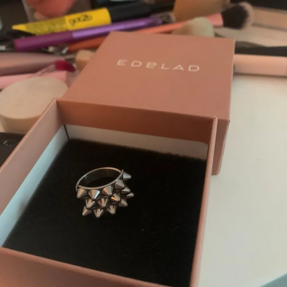 Super fina ring från Edblad i silver, det är storlek 18.5 fick den i februari så ganska ny och inget fel på den bra skick🙌. Accessoarer.