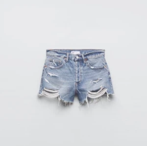 Zara shorts - Supersnygga shorts från zara. Strlk 38 men passar nog 36 bättre.