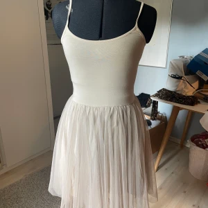 Urgullig klänning - Jättesöt klänning från Vera Moda. Ser lite ut som den Carrie Bradshaw har på sig i SATC introt🥳 i fint skick. 