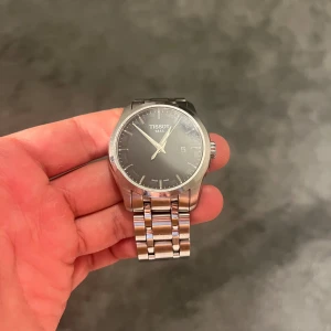 Tissot klocka - Tissot klocka stainlessteel batteriet behöver bytas annars funkar den som den ska. Nypris:6500