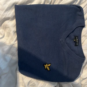 En blå lyle&scott tröja - Jag säljer denna tunna lyle&scott tröjan som är perfekt till sena sommarkvällar. Använt max 5 gånger, säljer pga den aldrig kommer till användning. Nypris: 500. (Storlek m, men passar mig som har s)
