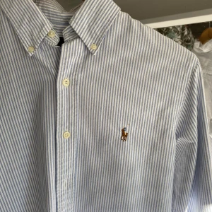 Ralph Lauren Skjorta - Tja, säljer nu min Raffe skjorta som är riktigt snygg nu till sommaren! Säljs pga att den är för lång på mig! Passar perfekt till någon som är 175-185 10/10 con Skriv vid frågor/flera bilder!
