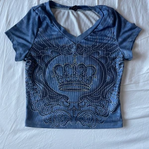 Blå y2k tröja - Riktigt fin nästan orörd, inga hål så jag ser, alla kristaller sitter kvar, jätte skönt tyg, jag vill inte ha den eftersom den inte är min stil och passar inte dock en riktig älskare från mig 