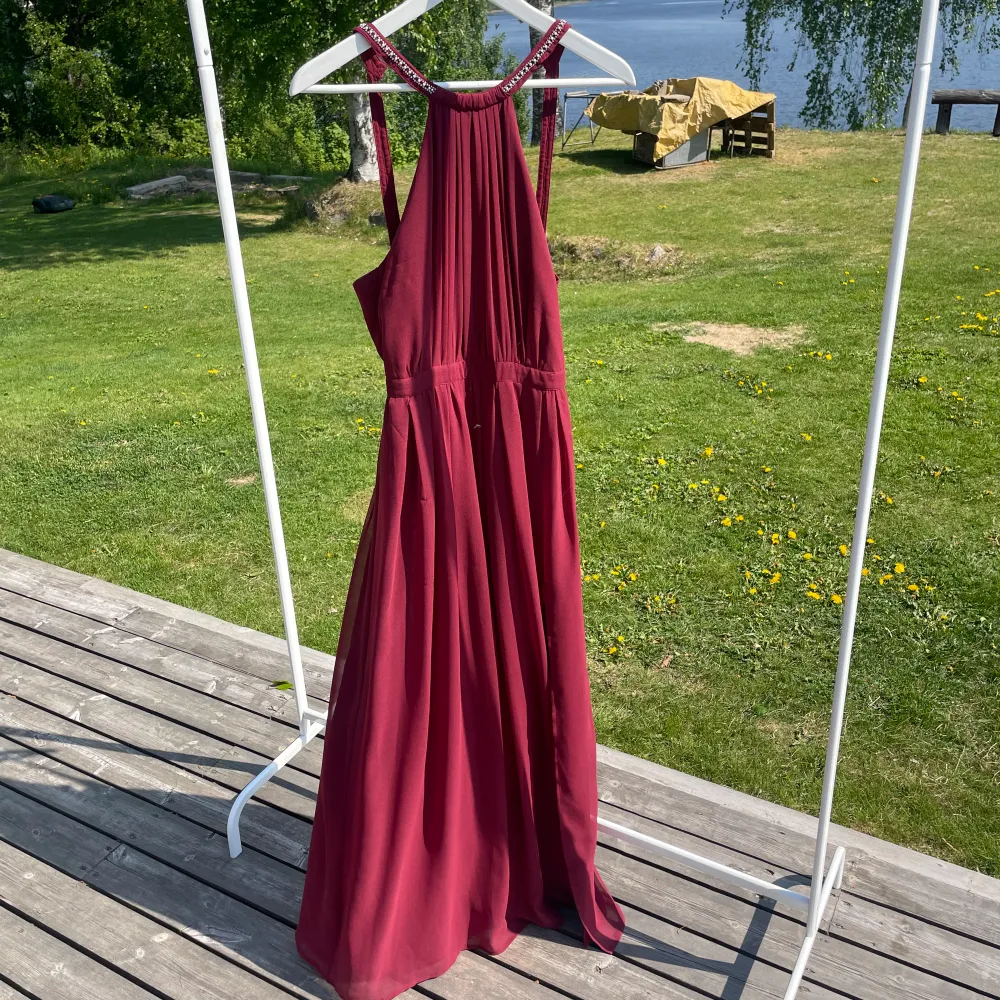 Vinröd klänning Fint skick - använd 1 gång. Märke: NLY Stl 34. Muu.