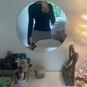 Köpt på Gina tricot. Storlek s. Väldigt skön. Kan styla den här tjöran med allt och få de att bli olika stilar. Den är marin blå. Den sitter väldigt fint på.  -  Inte alls genomskinlig. Den är marinblå och är en vanlig basic tröja som passar till allt. Den är stretchig men inte jätte stretchig.