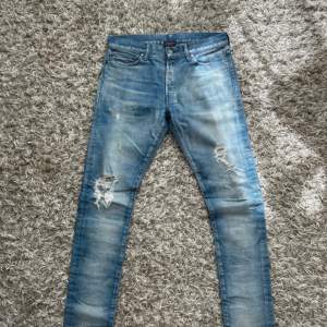 Säljer nu dessa helt sjuka John Elliott jeans ifrån S9🔝 galet snygga och perfekt färg nu till sommaren☀️ strl 31, Skick 9/10 (det ska vara slitningar) Nypris: ca 4500 kr🔴 Mitt pris: 1200🟢 hör av vid några funderingar mvh EBRESELL☝🏼