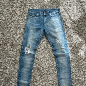 John Elliott slim jeans  - Säljer nu dessa helt sjuka John Elliott jeans ifrån S9🔝 galet snygga och perfekt färg nu till sommaren☀️ strl 31, Skick 9/10 (det ska vara slitningar) Nypris: ca 4500 kr🔴 Mitt pris: 900🟢 hör av vid några funderingar mvh EBRESELL☝🏼