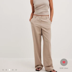 Kostymbyxor  - Beige kostymbyxor med låg midja! Aldrig använda men saknar prislapp!