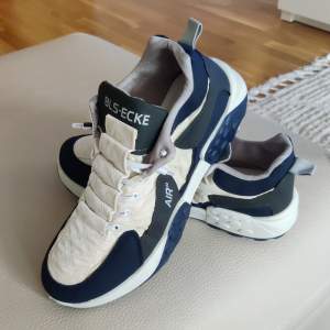 Splitter nya ett par  herr running sneaker sportskor tränare casual skor vandringsskor i storlek storlek 43.Säljes pga.felbeställd.storlek.