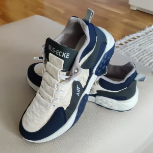 Nya sportsko - Splitter nya ett par  herr running sneaker sportskor tränare casual skor vandringsskor i storlek storlek 43.Säljes pga.felbeställd.storlek.