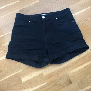 Svarta shorts - Svarta skjorts som jag inte använder längre, hör av dig vid frågor!
