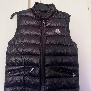 Moncler gui väst - Skick: 8-9/10 Storlek 3 Använder ej denna mer