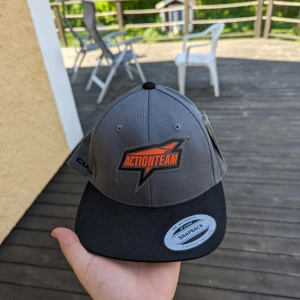 Cube keps  - Snapback keps från cykelmärket cube.  Oanvänd och nyskick med lappar kvar. Reglerbar för att passa alla huvuden. Köpt för 295 kr 