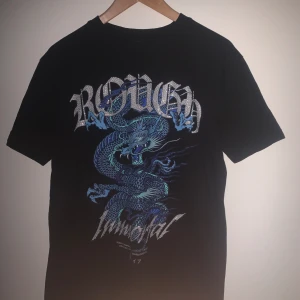 Rhinestone T-Shirt - Blå vit svart T-shirt med ”rhinestone på”