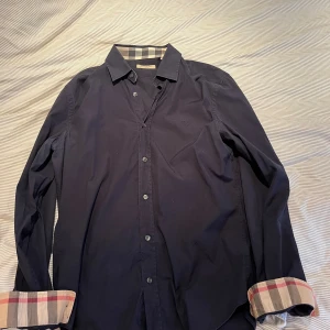 Burberry skjorta  - Säljer min så gott som nya burberry skjorta i storlek M. Perfekt nu till sommaren!