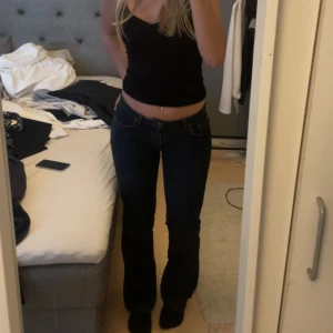 Blåa Jeans - Säljer dessa lågmidjade blåa jeans, då dom inte kommit till användning på senaste. Inga defekter utan i väldigt bra skick. Dock har det vart sytt på bakfickorna nå mönster som jag sprättat bort så det är det enda, men inge som syns mycket!