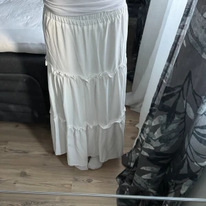 Lågmidjad kjol - En fin sommarkjol helt ny använts endast 1-3 gånger. Storlek S men passar även Xs eftersom midjan är stretchig. Den har även dubbel tyg (bild3) och är därför inte genomskinlig. 