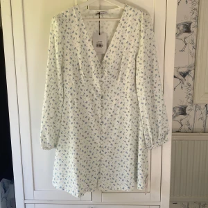 blommig kläning  - världens finaste klänning ifrån nelly 💕💕💕 aldrig använd! liten i storlek 