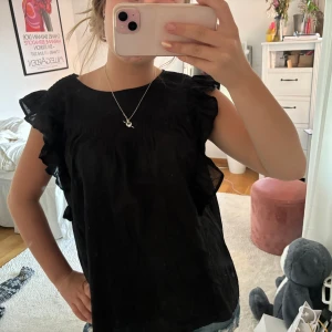Svart blus - Jättefin svart blus