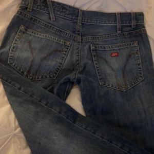 Miss Sixty jeans  - a Bootcut lågmidjade. Använt en gång då de är försmå samtidigt för långa. På en av benen vid foten är kanten lite nertampad inget märkbart. Skriv vid funderingar eller frågor. Pris kan diskuteras. Storlek xs/s ny pris ligger runt 1000-2000