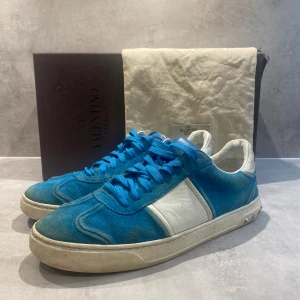 Valentino flycrews - Säljer mina riktigt feta valentino flycrews. Skorna är i använt men fortfarande okej skick. 4 nitar borta, sömmen har släppt lite och mockan är lite smutsig. Storlek 41 men passar även 42. Box och dustbag ingår. Hör gärna av er vid fler frågor.