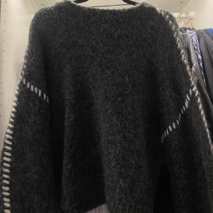 Stickad tröja med stygn  - Säljer denna super fina stickade tröja med tjocka vita stygn längs armarna från Vero Moda! Säljer på grund av att den inte används, endast använd en gång och inga defekter alls! 