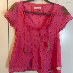 Odd Molly blus - Supersöt odd Molly blus. Kommer tyvärr inte till användning och därav säljer jag den. Jättebra skick! Är lite osäker på storleken men passar mig som oftast bär s