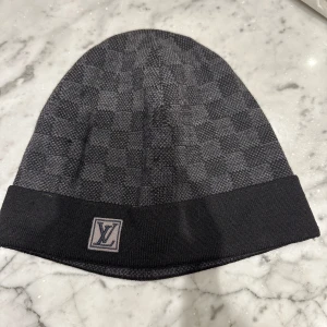 Lousvittonmössa - Hej säljer denna riktigt feta lousvitton mössan. Sick 7,5/10 den e äkta. Finns ej att köpa längre!  Tyvär har jag ej boxen. Lapen har gått lite av men det e enkelt att sy fast ifall man skulle vilja. Går inte ner mer än 1000kr