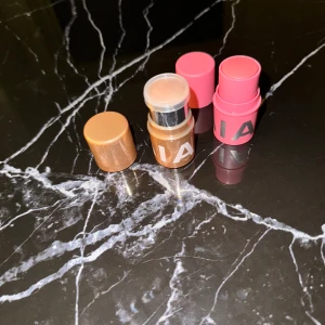 NYINKÖPTA CAIA blush stick & Highlighter Stick - Nyinköpta caia stick, oanvända. Säljer pga jag ångrade mig och hann inte skicka tillbaka 💄 Stort intresse, först till kvarn! Frakt: 18kr med frimärke som billigast. De är precis nyinköpta. 