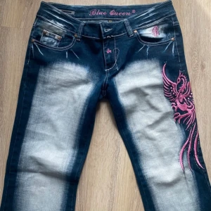 Blue Queen jeans - Jättefina jeans från Blue Queen! Jättebra  skick! Dom har stretch‼️ Midjemått: 45 cm rakt över Längd: 103 cm