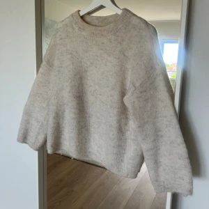 Stickad tröja - Vit stickad tröja från Kappahl. Tröjan är knappt använd så den är i väldigt bra skick, ordpris är 799, mitt pris inklusive frakt är 250kr