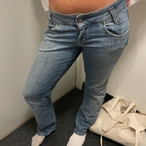 Lågmidjade jeans - Super snygga lågmidjade jeans från Lee! Storlek W29/L31, passar på s-m💞Hon på bilden brukar ha 36!
