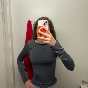 Långärmad topp med öppen rygg🌸 - Jätte snygg långärmad topp med öppen rygg. Väldigt bekvämt material då det är elastan. Använd några gånger. Inga defekter. Nypris: 299kr. Säljer då den inte kommer till användning längre🌸