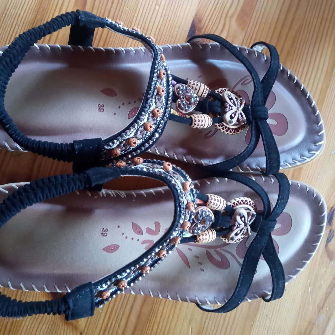 Sandaler med pärlor i olika färger . - 92