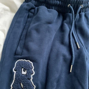 Risky Tracksuit Byxor  - Säljer nu dessa risky Tracksuit byxor för att de inte kommit till användning. Använda 2-3 gånger så de är in princip som nyskick! Köp går jättebra att kombineras med hoodien som tillhör samma Tracksuit. Vid frågor eller funderingar skriv privat!