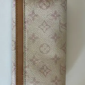 Vintage plånbok från Louis Vuitton. Vill få den såld snabbt så kom med prisförslag!!!  (Priset är bara slumpmässigt) Denna är gammal (och inte i toppskick, kom privat för bilder)  och är köpt på 90-tal så finns inte nått riktigt bevis förutom loggan