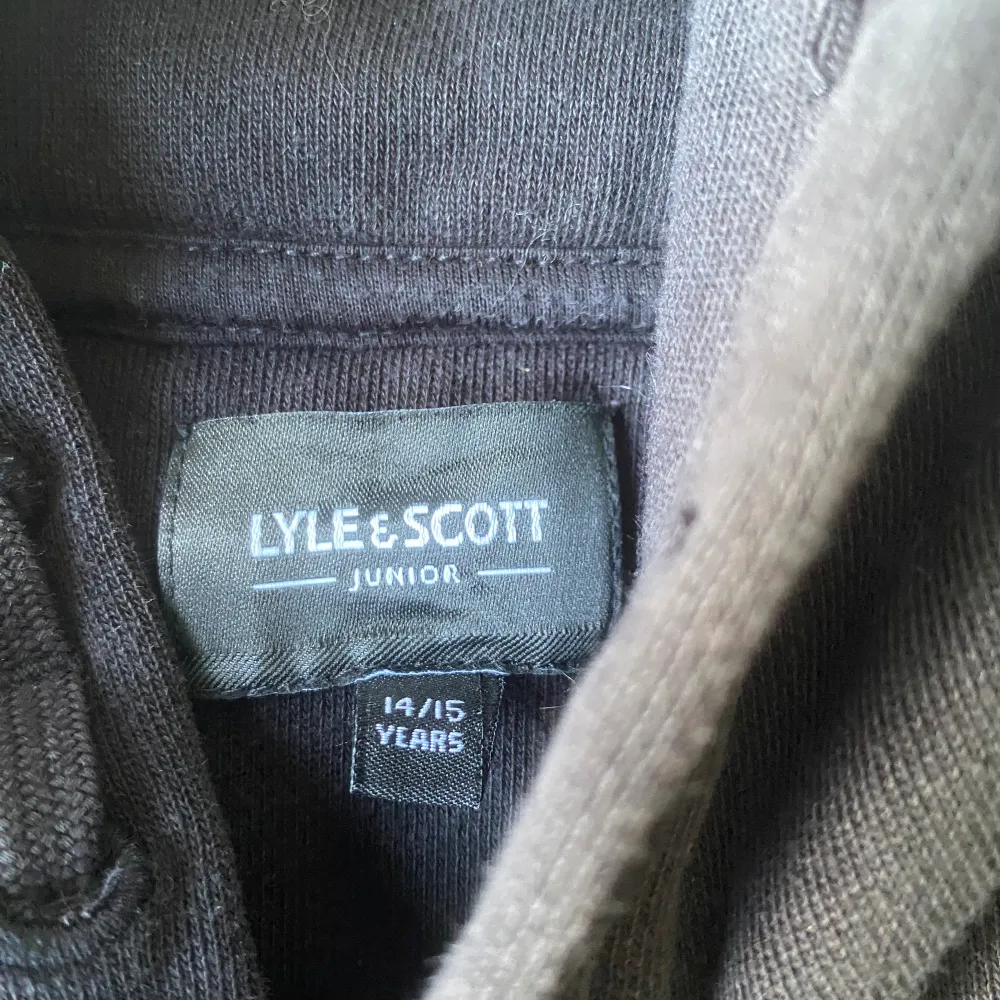 Stilren Lyle scott hoodie svartfärgad i storlek 14/15 år! Använd några gånger.. Hoodies.