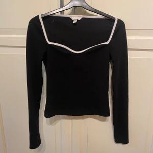 Svart långärmad  - Säljer min snygga långärmad som va super populär nu för några månader sen!
