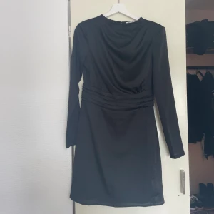 Svart klänning, siden - Sidenliknande material 