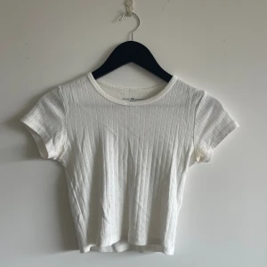 Brandy Melville topp - Jättesöt topp från brandy Melville som används ett fåtal gånger och i nyskick. Kommer inte till användning och passar de med storlek xs-m även om det är one size 