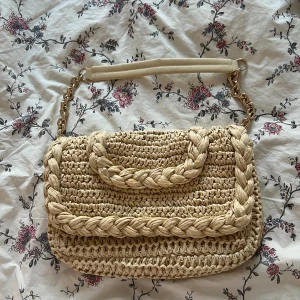 Väska - jättefin somrig väska, helt oanvänd. 