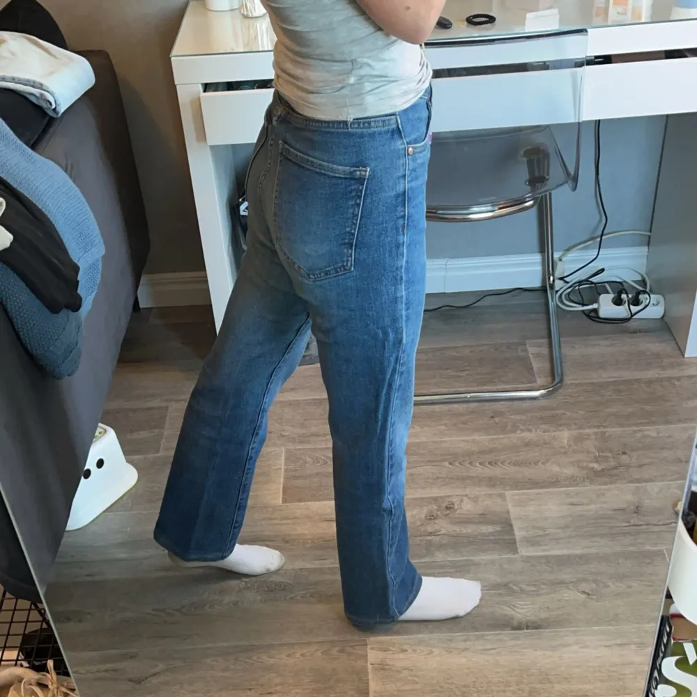 Fina jeans från Kappahl. Hög midja och strl 34. För referens är jag 161 cm lång. . Jeans & Byxor.