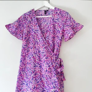 Sommar klänning - Säljer denna super fina nästan oanvända klänningen från vero Moda, den är super luftig och sånna fina färger