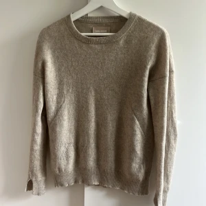 Beige Kashmir tröja zadig   - Så fin beige 100% Kashmir tröja! Nypris ca 3000 tror jag💗 finns ett jätte litet hål i armen men som lätt går att sy igen (se på sista bilden). Pris kan diskuteras! 