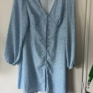 Klänning som inte längre kommer till användning, knappt använd✨