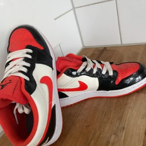 Jordan 1 low orange och svart - Köpta för 1200kr andvända cirka 4 gånger. Säljer dem för det var fel storlek