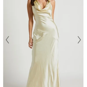 Gul showpo klänning  - Säljer denna så fina balklänning från showpo. Aldrig använd då jag valde en annan! Köpte för 1000+tull kr men säljer för 900kr. Skriv för mer info! Går hela vägen ner på mig som är 170 och brukar ha strl S, färgen är som på bild 2🥂