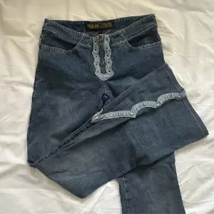 Så coola lågmidjade bootcut jeans med coola detaljer i storlek 25! 35 i midjan, 79 i innerbenet 🩷